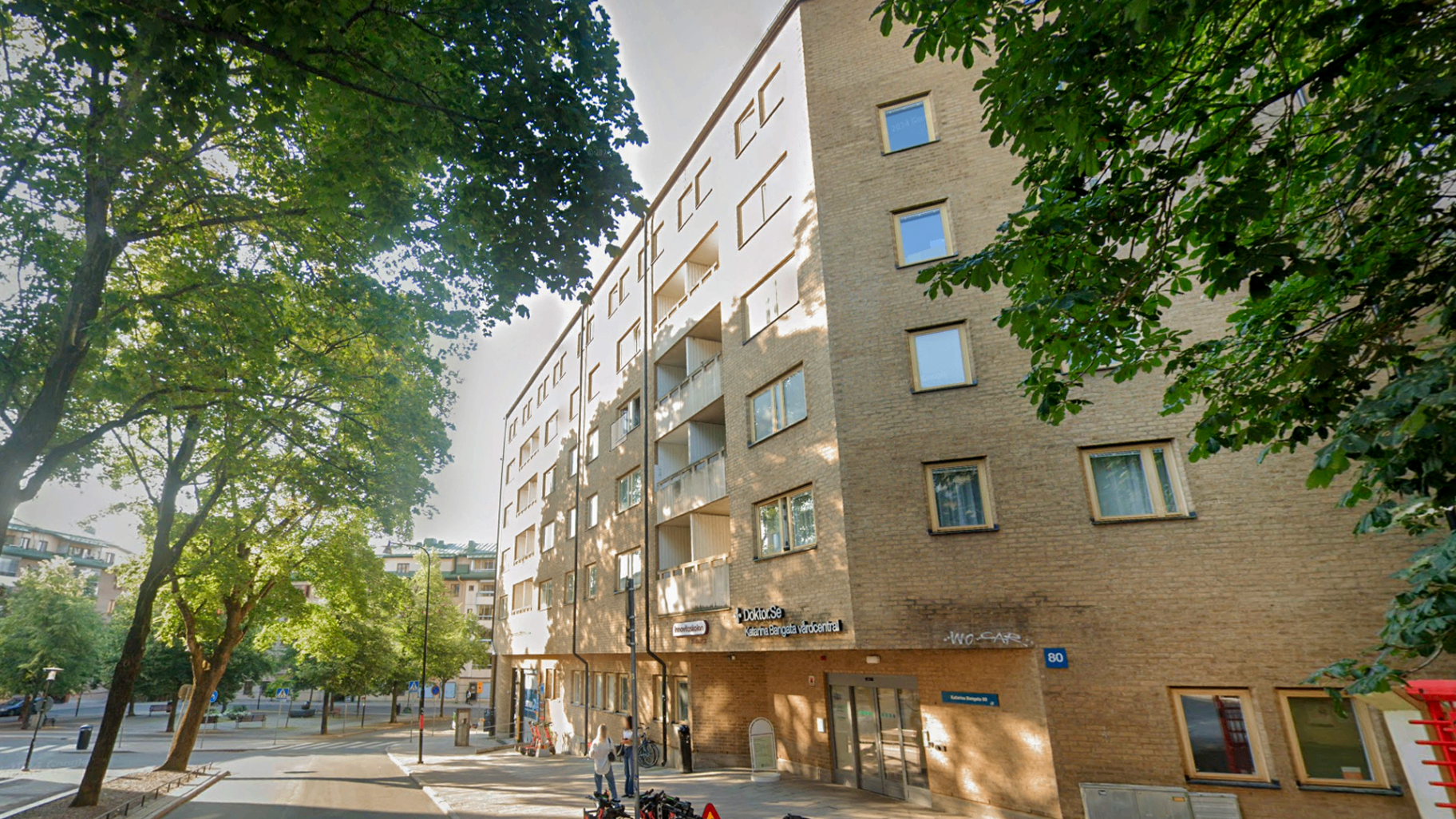 Fasad på modernt bostadshus med varma tegelfärger – Connected Living by Landia, Katarina Bangata 80